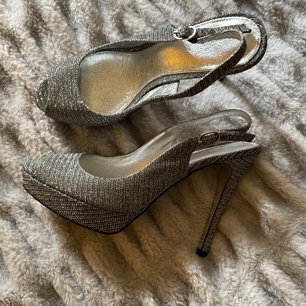 ❤️Arturo Chiang sparkle silver platform heels